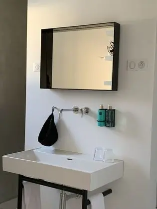 Design Tek Büyük Yataklı Oda, 1 Büyük (Queen) Boy Yatak, Teras, Bahçeli