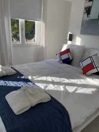 Design Tek Büyük Yataklı Oda, 1 Büyük (Queen) Boy Yatak, Teras, Bahçeli