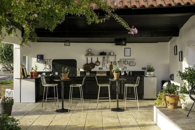 Design Tek Büyük Yataklı Oda, 1 Büyük (Queen) Boy Yatak, Teras, Bahçeli