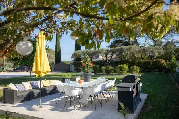 Design Tek Büyük Yataklı Oda, 1 Büyük (Queen) Boy Yatak, Teras, Bahçeli