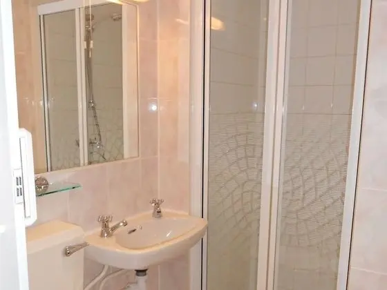 Tek Büyük veya İki Ayrı Yataklı Oda, Banyolu/Duşlu