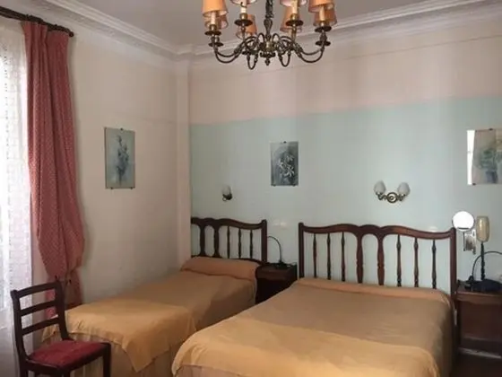 Üç Kişilik Oda