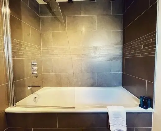 Family Kır Evi, Özel Banyo (The Crook)