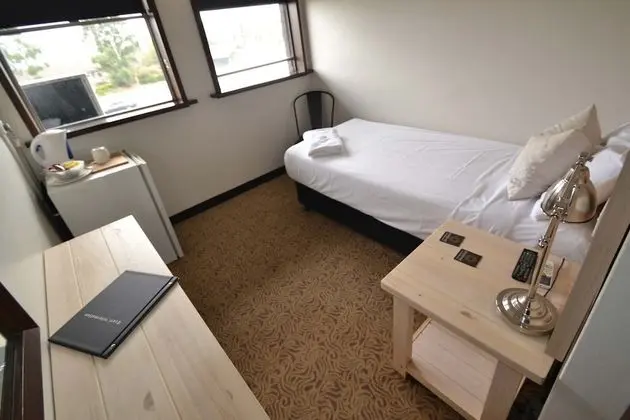 Standard Oda, Sigara İçilmez (Hotel Room)