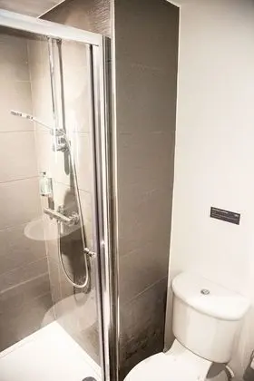 Senior Tek Büyük Yataklı Oda