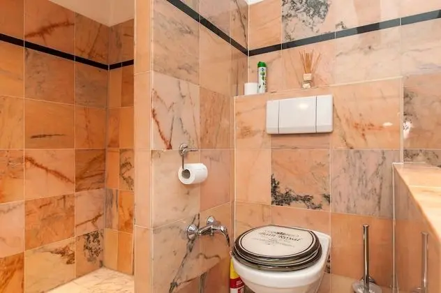 Deluxe Tek Büyük Yataklı Oda (3rd floor- stair access only)