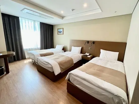 Family Triple Room, City View (2 Single beds + 1 Extra bed)