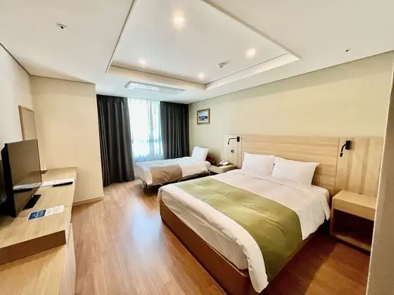 Family Twin Room, City View (1 Double bed + 1 Extra bed)