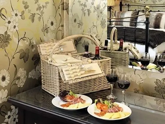 Tek Büyük Yataklı Oda, Banyolu/Duşlu, Bahçe Manzaralı (The Burghley)