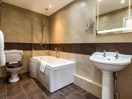 Tek Büyük Yataklı Oda, Banyolu/Duşlu, Bahçe Manzaralı (The Burghley)