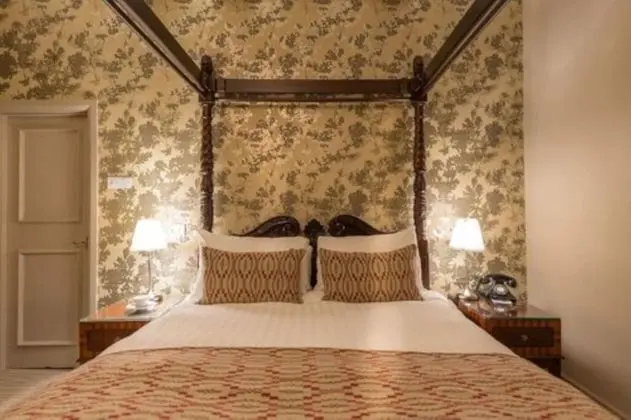 Tek Büyük Yataklı Oda (with Four Poster Bed)