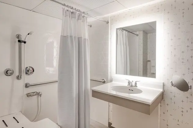 Oda, 1 En Büyük (King) Boy Yatak, Engellilere Uygun (Mobility Roll-In Shower)