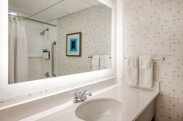 Standard Oda, 2 Büyük (Queen) Boy Yatak, Engellilere Uygun (Communication, Roll-In Shower)