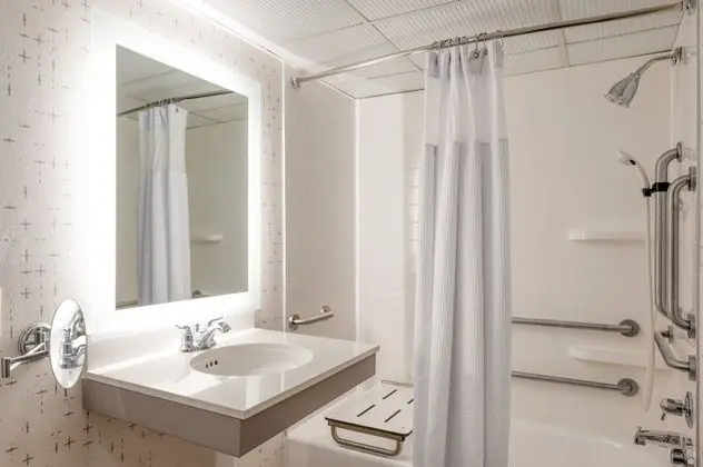 Standard Oda, 2 Büyük (Queen) Boy Yatak, Engellilere Uygun (Mobility Tub)