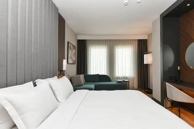 Premium Room, 1 King Bed, Non Smoking, Business Lounge Access