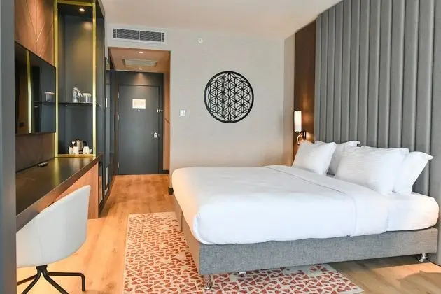 Premium Room, 1 King Bed, Non Smoking, Business Lounge Access