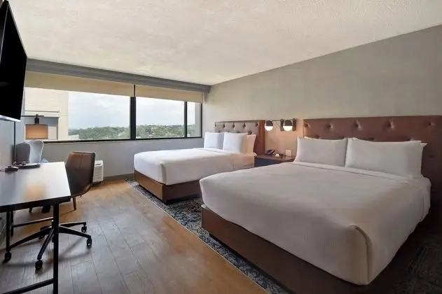 Oda, 2 Büyük (Queen) Boy Yatak (Mobility/Hearing Access, Roll-In Shwr)