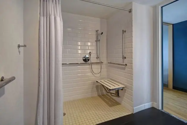 Oda, 2 Büyük (Queen) Boy Yatak (Mobility/Hearing Access, Roll-In Shwr)