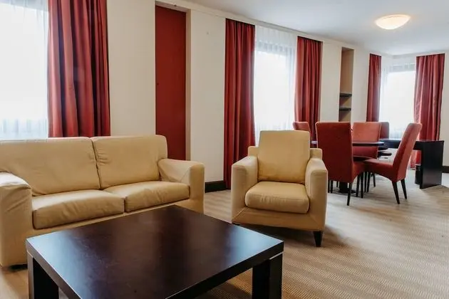 Business Süit, 1 Yatak Odası (Living and Dining Area)