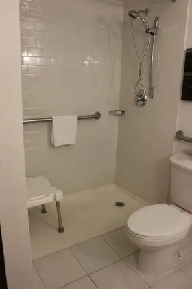 Oda, 2 Çift Kişilik Yatak, Engellilere Uygun (Comms Accessible. Roll-In Shower)
