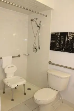 Oda, 2 Çift Kişilik Yatak, Engellilere Uygun (Comms Accessible. Roll-In Shower)