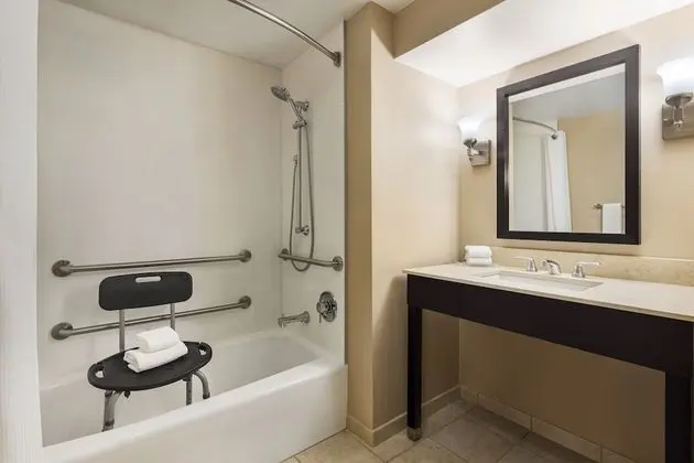 Standard Oda, 1 En Büyük (King) Boy Yatak, Engellilere Uygun (Accessible Tub)