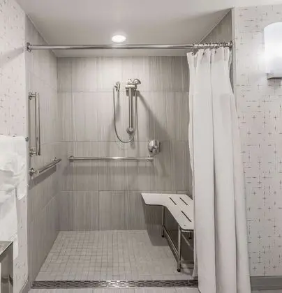Oda, 2 Büyük (Queen) Boy Yatak, Engellilere Uygun (Mobility Roll in Shower)