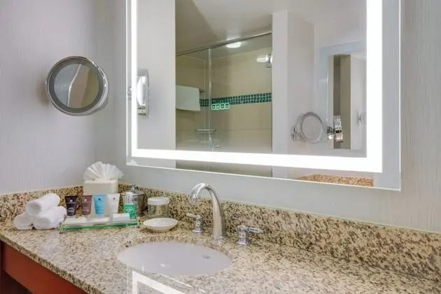 Standard Oda, 2 Büyük (Queen) Boy Yatak, Engellilere Uygun (Comm, Mobility, Access Tub)