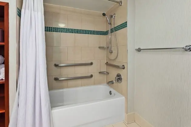 Standard Oda, 2 Büyük (Queen) Boy Yatak, Engellilere Uygun (Comm, Mobility, Access Tub)