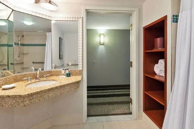 Standard Oda, 2 Büyük (Queen) Boy Yatak, Engellilere Uygun (Comm, Mobility, Access Tub)