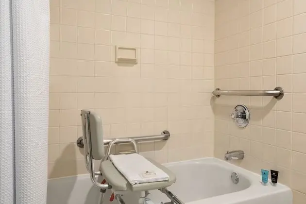 Standard Oda, 1 En Büyük (King) Boy Yatak, Engellilere Uygun (Mobility, Accessible Tub)
