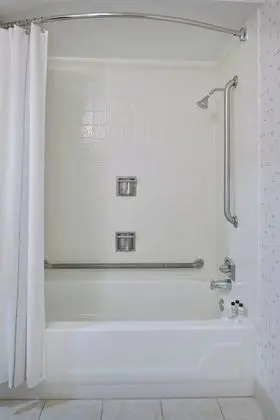 Standard Oda, 1 En Büyük (King) Boy Yatak ve Çekyat (Mobility/Hearing Accessible, Tub)
