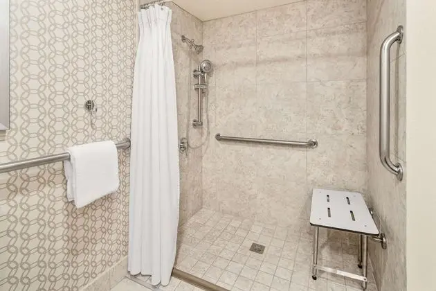 Oda, 1 En Büyük (King) Boy Yatak, Engellilere Uygun (Mobility & Hearing, Roll-In Shower)