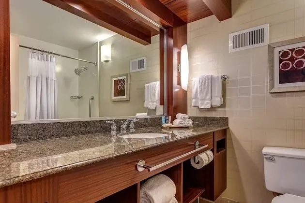 Standard Oda, 1 Büyük (Queen) Boy Yatak, Engellilere Uygun (Accessible Tub)