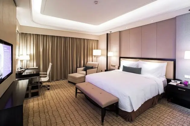 Süit, 1 Yatak Odası, Business Dinlenme Salonu Kullanımı (1 King, High Floor)