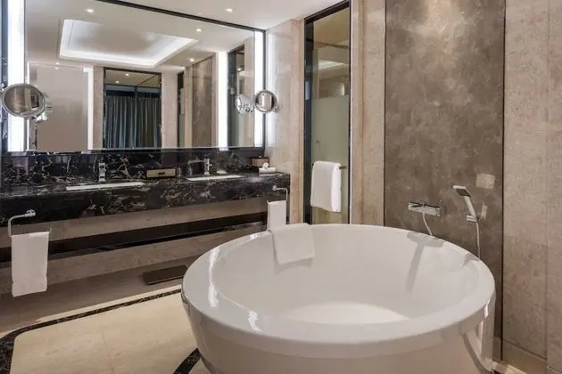 Süit, 1 Yatak Odası, Business Dinlenme Salonu Kullanımı (1 King, High Floor)