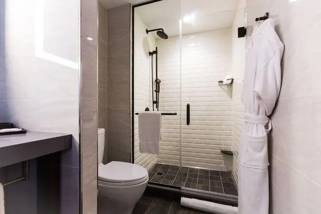 Süit, 1 En Büyük (King) Boy Yatak (Mobility, Roll-In Shower)