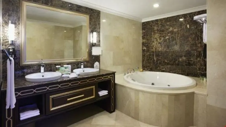 Corner Suite
