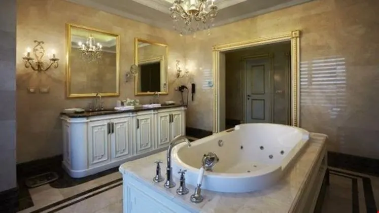 Corner Suite