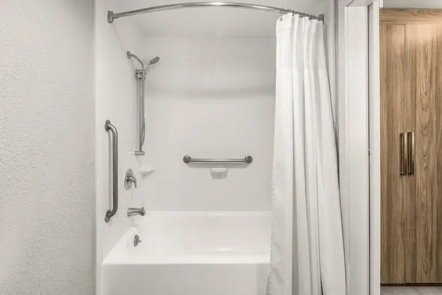 Standard Oda, 1 En Büyük (King) Boy Yatak, Engellilere Uygun (Accessible Tub)