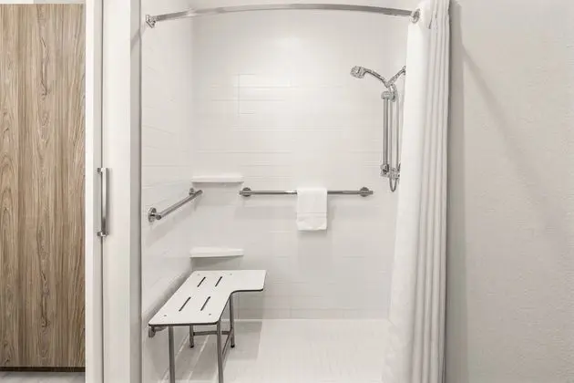 Standard Oda, 2 Büyük (Queen) Boy Yatak, Engellilere Uygun (Roll-In Shower)