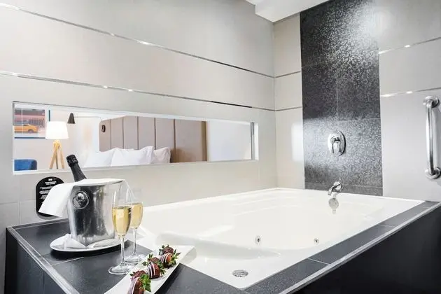 Premium Oda, 1 En Büyük (King) Boy Yatak, Sıcak Su Küveti, Şehir Manzaralı