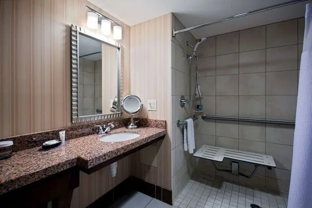 Oda, 1 En Büyük (King) Boy Yatak, Engellilere Uygun (Hearing Accessible One Bedroom Suite )