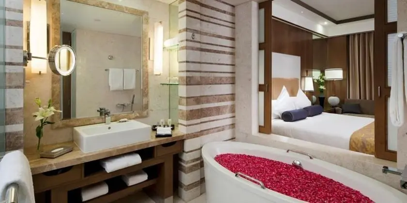Oda, 1 En Büyük (King) Boy Yatak, Engellilere Uygun, Business Dinlenme Salonu Kullanımı (Top Floor)