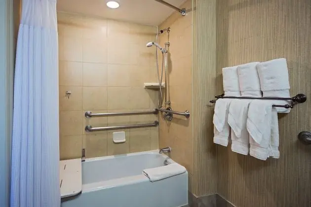 Standard Oda, 2 Çift Kişilik Yatak, Engellilere Uygun (Mobility, Accessible Tub)