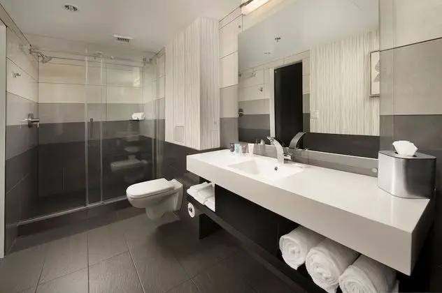 Standard Oda, 1 En Büyük (King) Boy Yatak, Engellilere Uygun (Comm, High Floor)