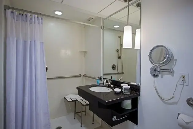Standard Oda, 1 En Büyük (King) Boy Yatak, Engellilere Uygun (Comm, Roll Shower)