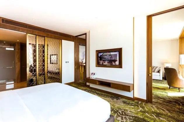 Süit, 1 En Büyük (King) Boy Yatak, Havuz Manzaralı (Top Floor)
