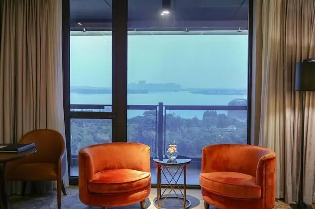 Standard Oda, Göl Manzaralı (Da Long Lake View)
