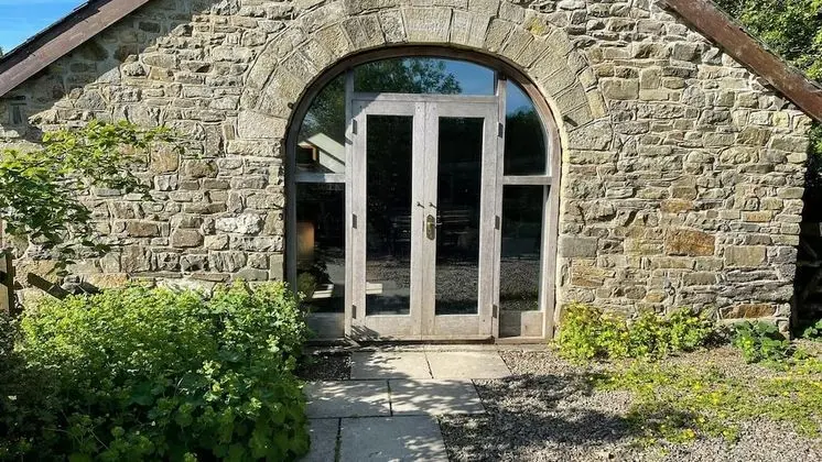 Kır Evi, Banyolu/Duşlu (The Couch House)